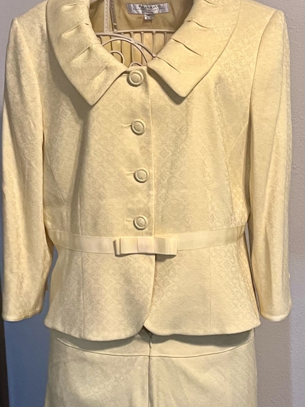 Elegant Tahari ladies Suit